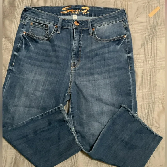Seven7 Denim Capri Ragged Edge Blue Jeans. NWOT Size 10 - Picture 1 of 3